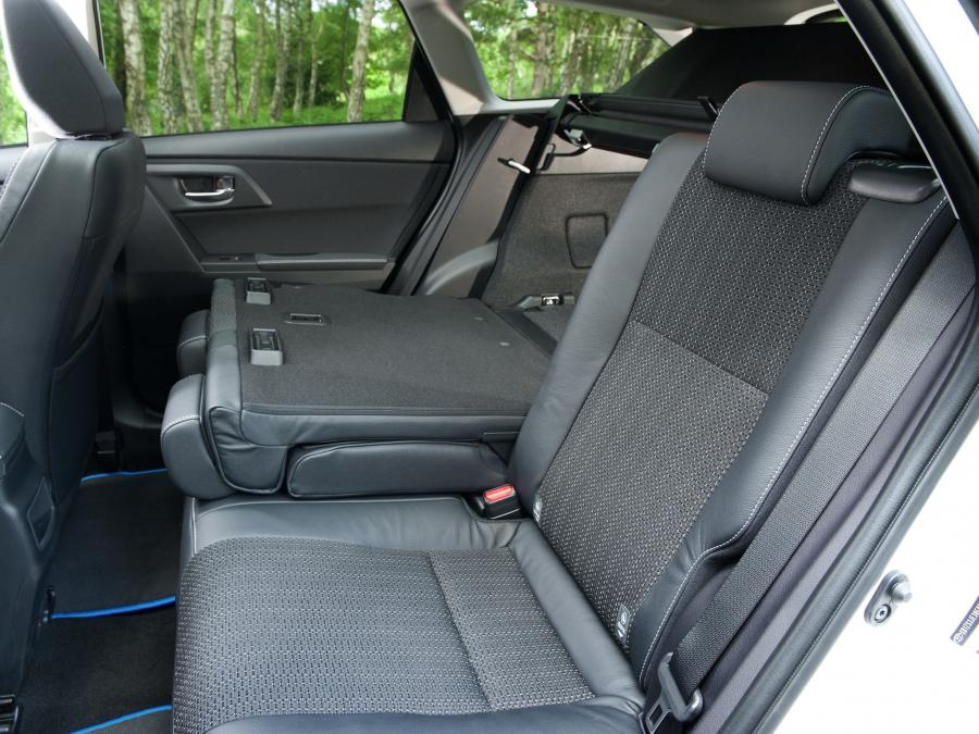  Toyota Auris Touring Sports Hybrid 2013 года  (UK) (фото 15 из 25)